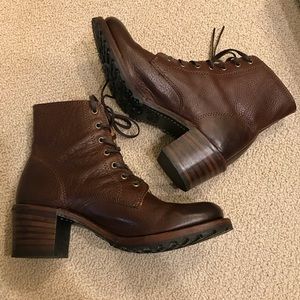 Frye women’s Sabrina 6g lace up boots size 8.5